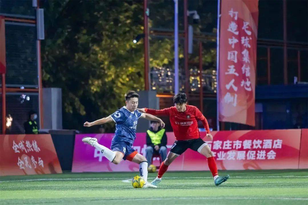 足球迷热切期待国内职业联赛精彩对决